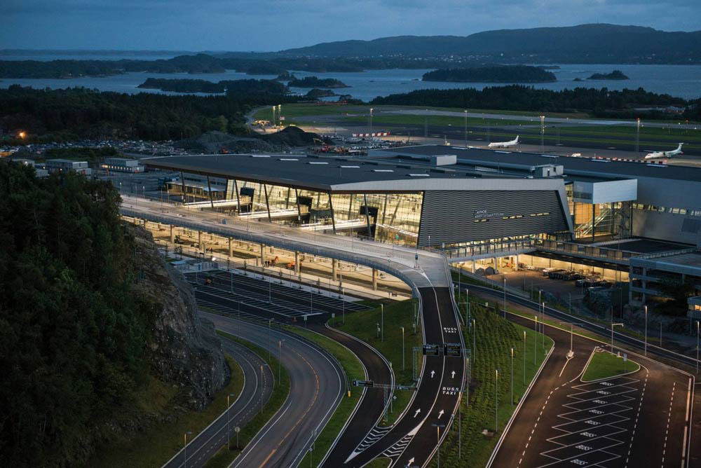 En flygplats som lyser upp på natten.